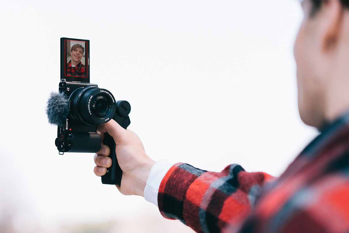 Imagen situacional de una persona grabando video en vertical