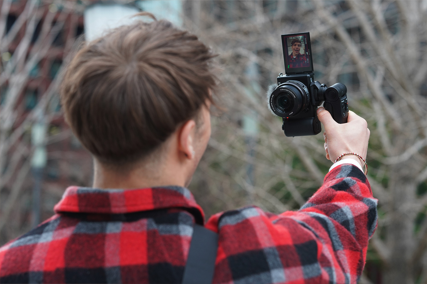 Imagen de una persona grabando un video en vertical