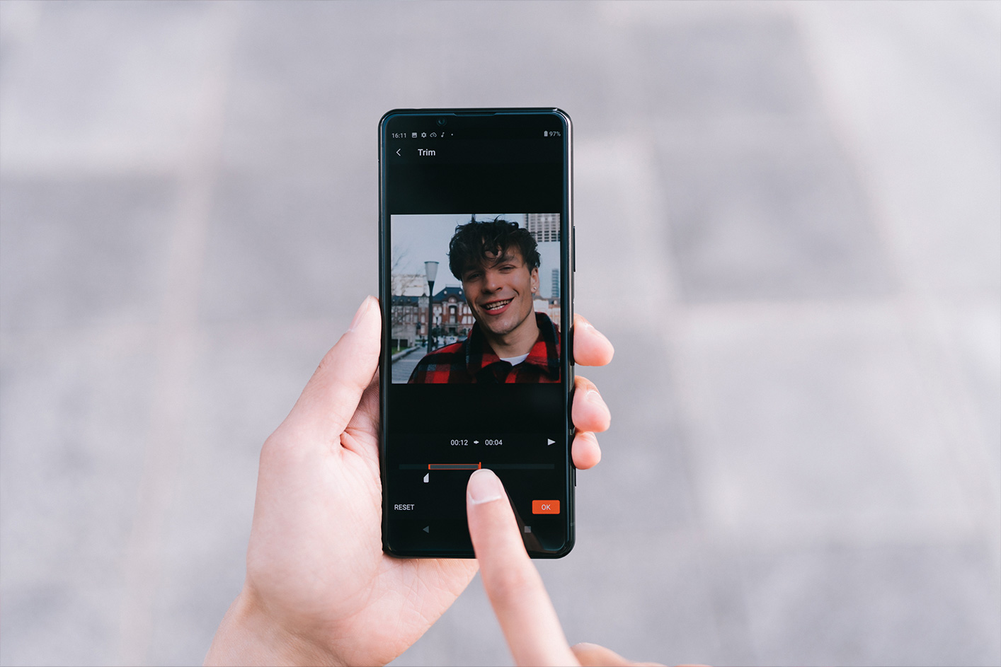 Imagen de situación de una persona editando un video en su smartphone