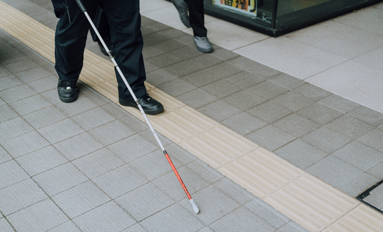 Bastón blanco y bloques con sistema braille