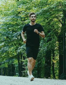 Un hombre corriendo por el bosque