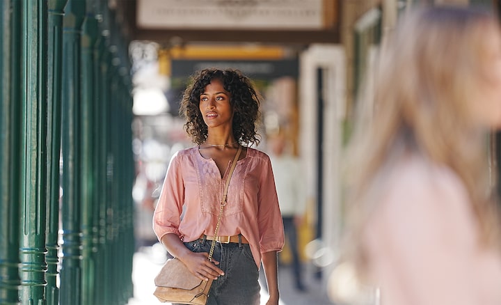 Foto de una mujer caminando en la calle