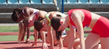 Imagen de ejemplo que muestra a cuatro atletas al comienzo de una carrera de obstáculos femenina con el enfoque puesto en la tercera atleta más cercana