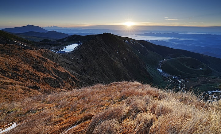 Hermosa escena del amanecer en la montaña. Imagen superpuesta, brillo y difuminación del color se atenúan para más claridad.